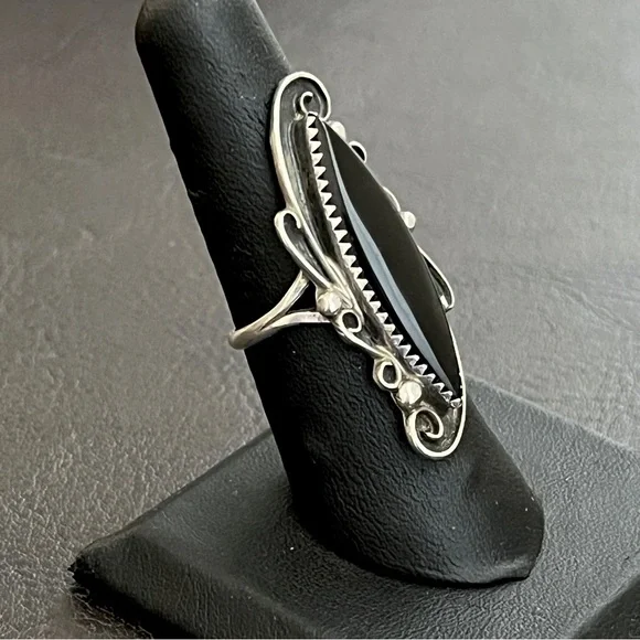 Vintage Native American sterling silver and black onyx statement ring - Picture 7 of 9